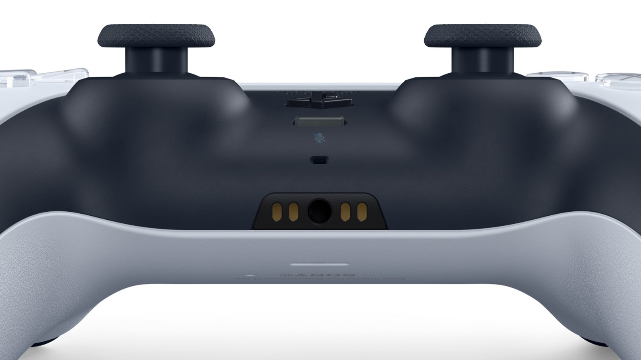 Visão inferior do controle Dual Sense do PlayStation 5