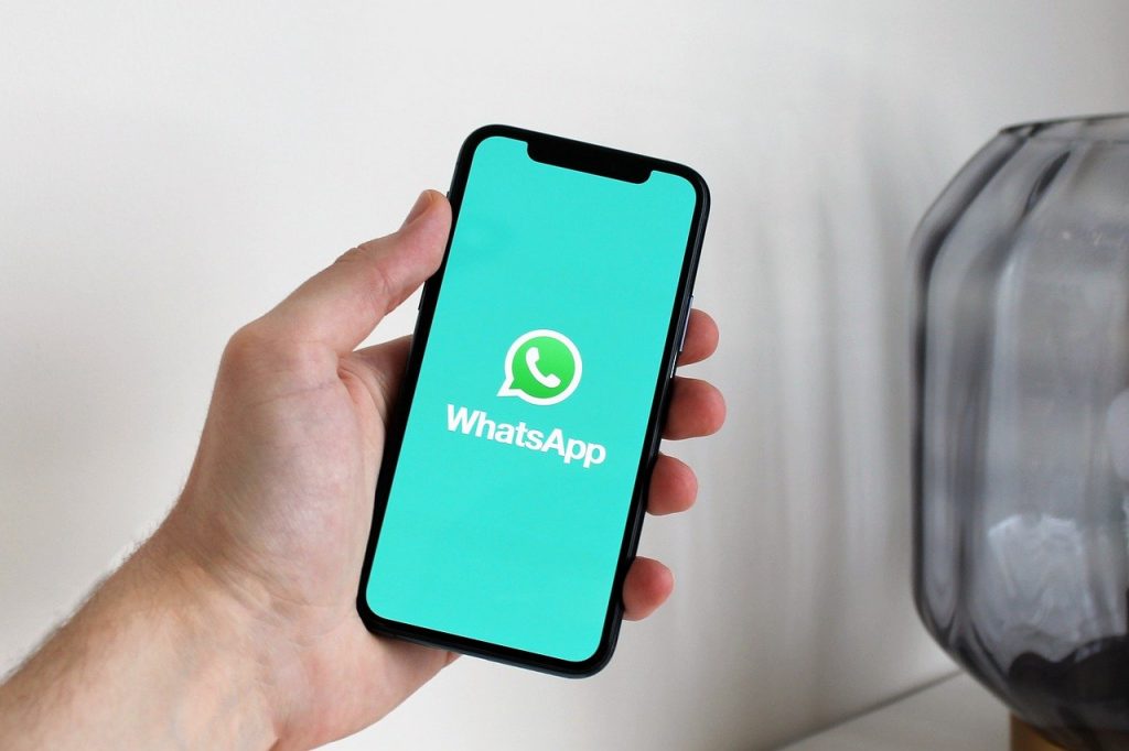 Smartphone com o WhatsApp aberto