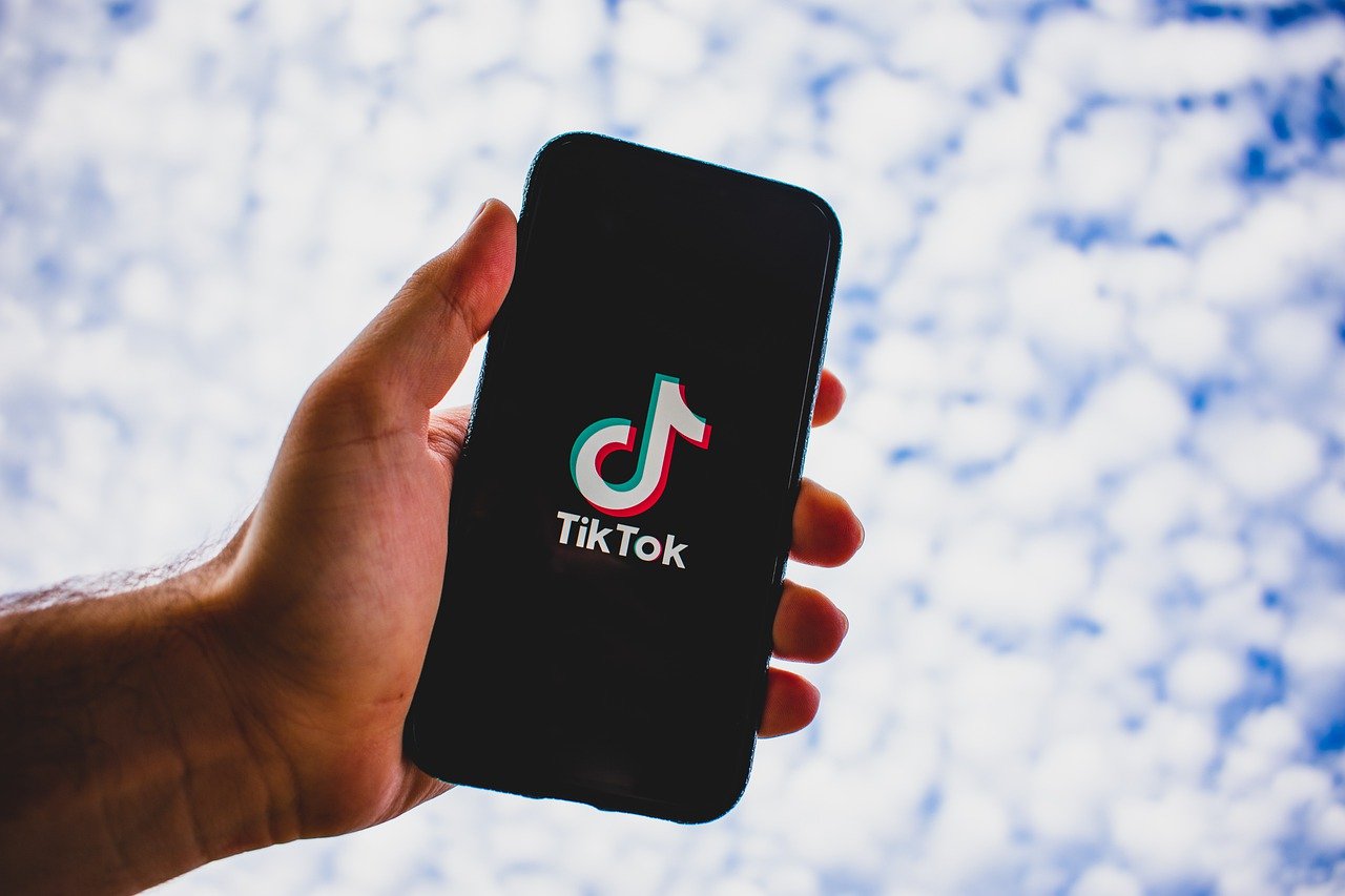 Celular com o TikTok aberto