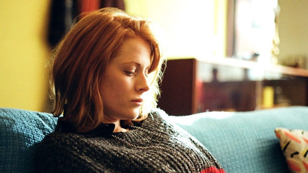 Emily Beecham como Daphne no filme de mesmo nome