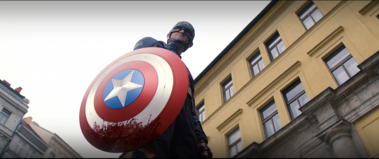 John Walker com o escudo do Capitão América manchado de sangue