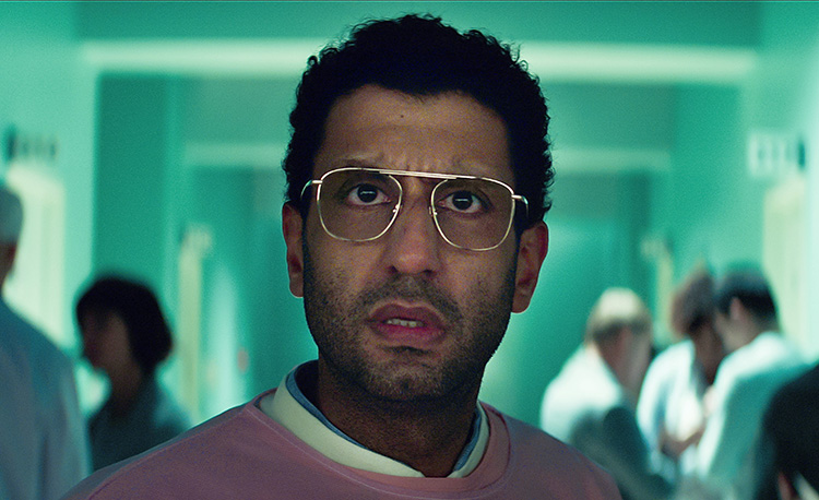 Adeel Akhtar como Dr. Aditya Singh em Sweet Tooth (Imagem: Reprodução/Netflix)