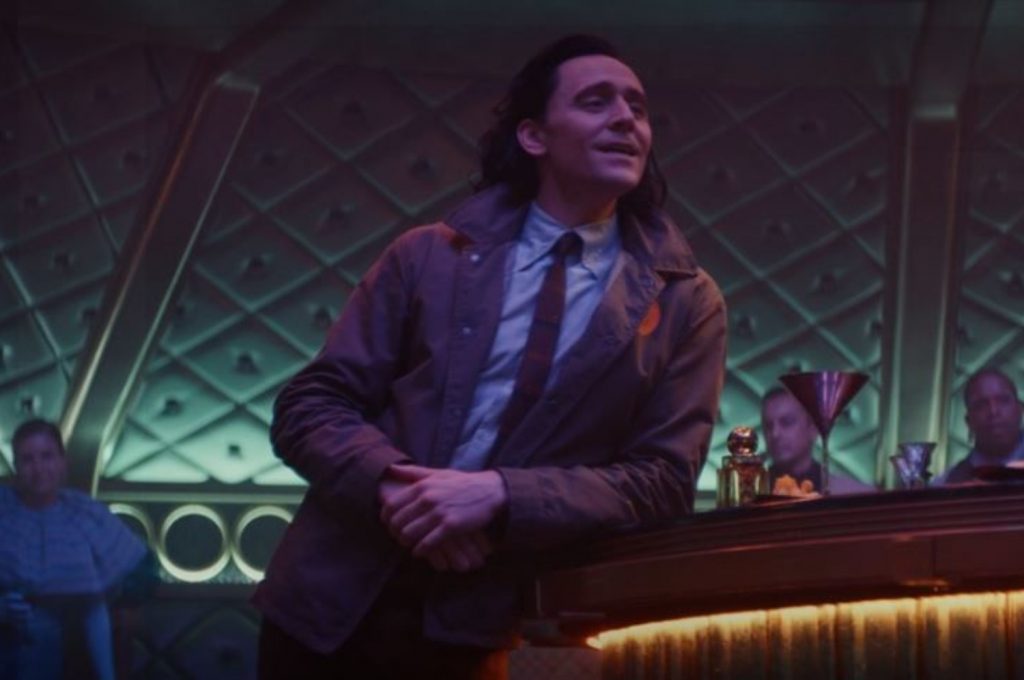 Loki cantando no episódio 3 (Imagem: Reprodução/Marvel Studios)