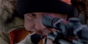 Tom Berenger no papel de Jim Reed em Perseguição na Neve (Imagem: Divulgação/Screen MEdia Films | Netflix)