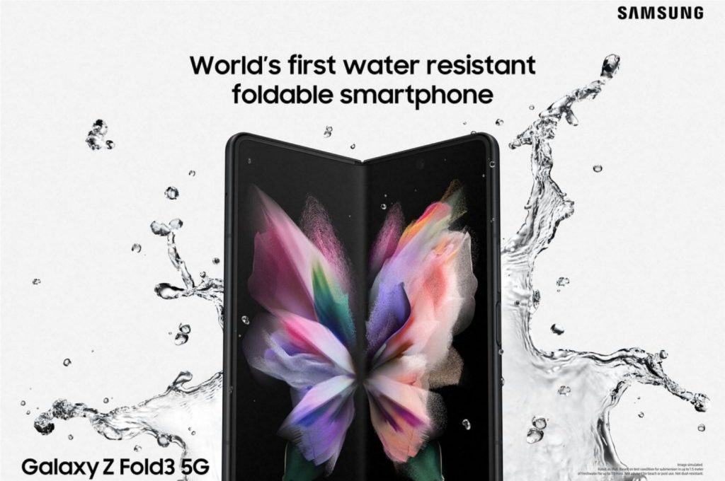 Imagem promocional do Galaxy Z Fold 3 enaltecendo a resistência a água do dispositivo (Imagem: Divulgação/Samsung)