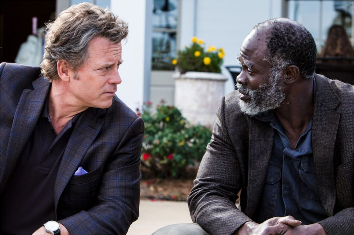 Greg Kinnear como Ron Hall e Djimon Hounsou como Denver Moore no filme Somos Todos Iguais (Imagem: Reprodução/Paramount Pictures)
