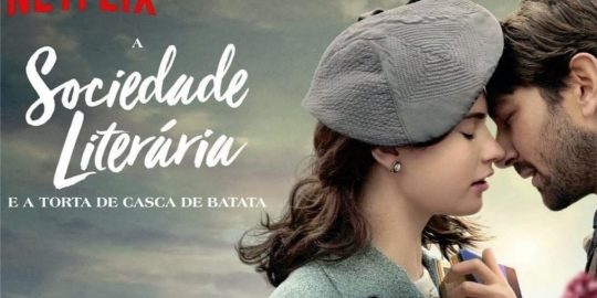 Imagem promocional do filme A Sociedade Literária e a Torta de Casca de Batata (Imagem: Divulgação/Netflix)