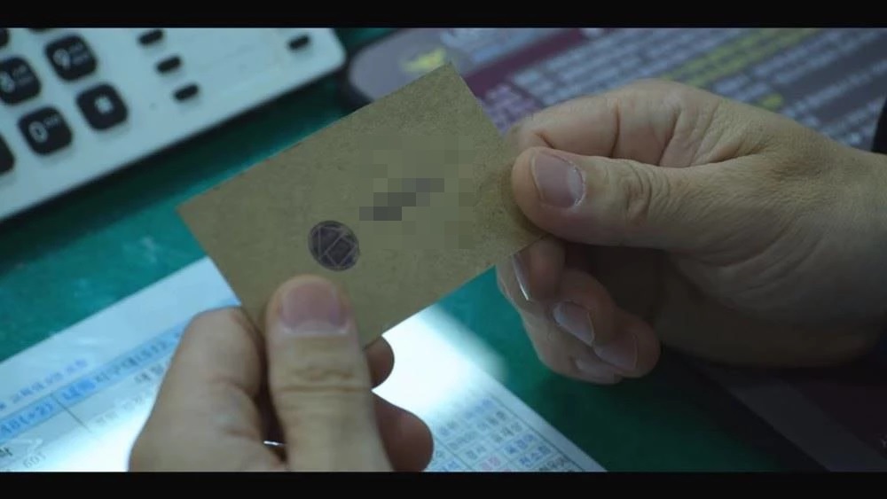 O cartão com o número de telefone exibido no 1º episódio de Round 6 (Imagem: Reprodução/Netflix)