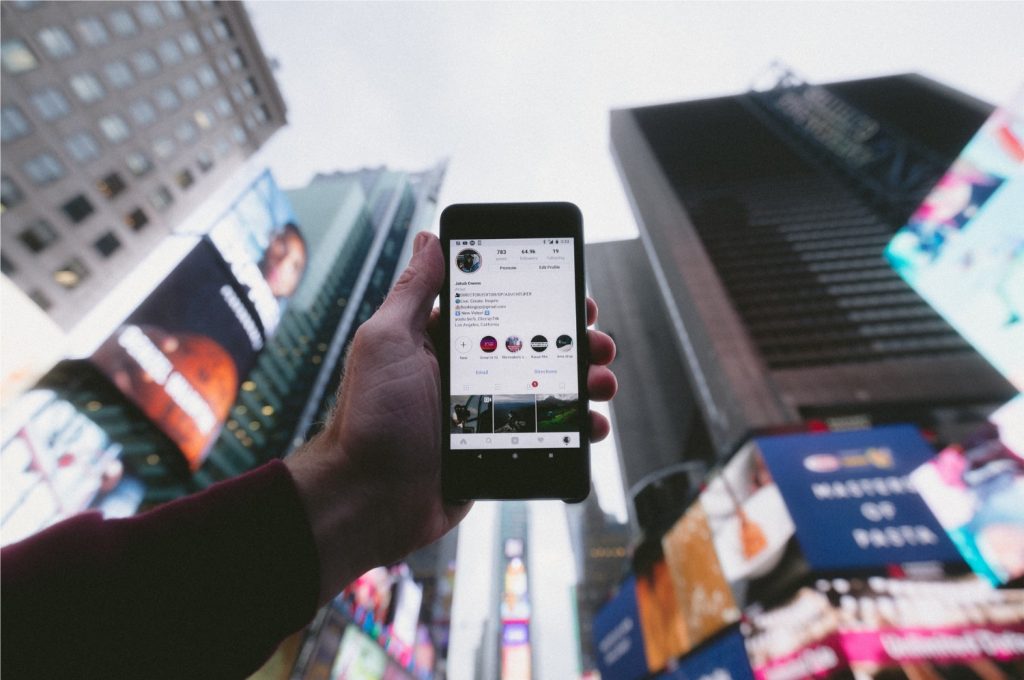 Novos recursos do Instagram vão ajudar criadores de conteúdo a ganhar dinheiro na plataforma (Imagem: Jakob Owens/Unsplash)