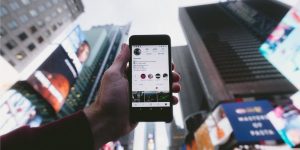 Novos recursos do Instagram vão ajudar criadores de conteúdo a ganhar dinheiro na plataforma (Imagem: Jakob Owens/Unsplash)
