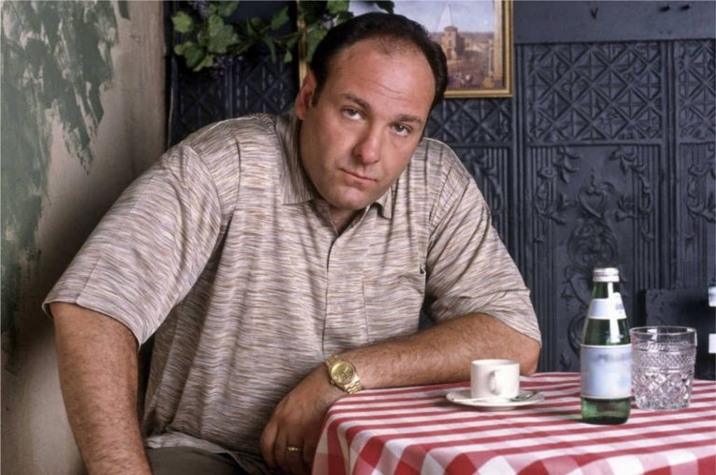 James Gandlfoni como Tony Soprano, protagonista de The Sopranos, série que pode ganhar em breve uma prequel no HBO Max (Imagem: Reprodução/HBO)