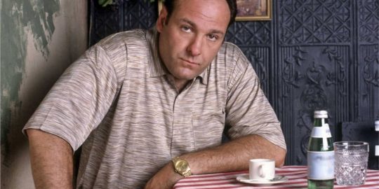 James Gandlfoni como Tony Soprano, protagonista de The Sopranos, série que pode ganhar em breve uma prequel no HBO Max (Imagem: Reprodução/HBO)
