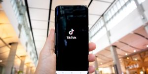 TikTok está testando recurso de gorjeta para criadores de conteúdo (Imagem: Olivier Bergeron/Unsplash)