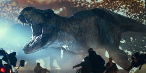 T-Rex ataca uma cidade dos Estados Unidos em cena de Jurassic World: Domínio (Imagem: Reprodução/Universal Pictures)