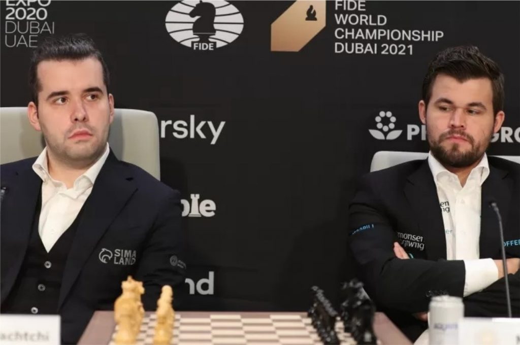Primeira partida entre Carlsen e Nepomniachtchi no Mundial de Xadrez começa agora (Imagem: Divulgação/Fide)