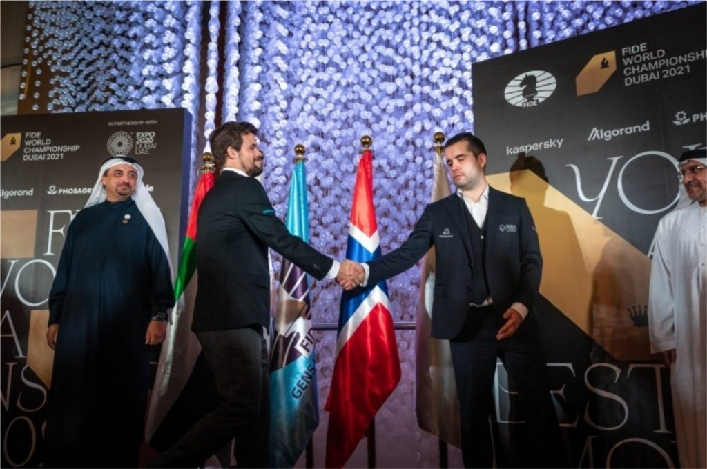 Magnus Carlsen e Ian Nepomniachtchi apertando as mãos na cerimônia de abertura do Mundial de Xadrez de 2021 (Imagem: Divulgação/FIDE)