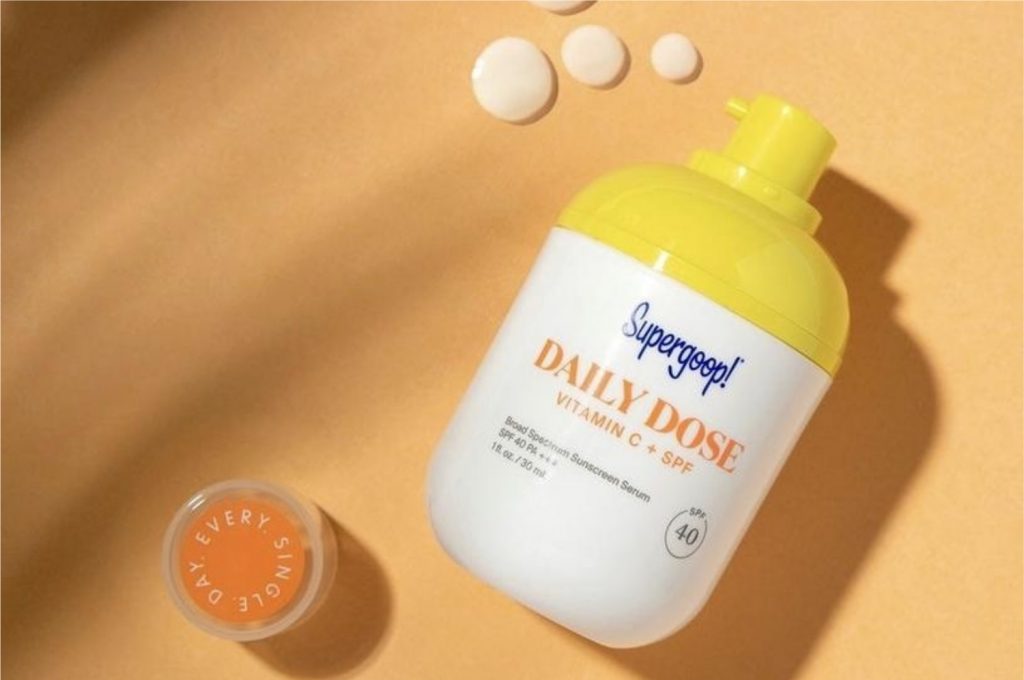 Supergoop! Daily Dose Vitamin C + SPF 40 Serum é uma dose diária de Vitamina C com soro SPF 40, clareando a pele e ajudando a prevenir manchas (Imagem: Reprodução/Supergoop)