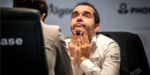 Nepomniachtchi comete erro grave e perde mais uma no Mundial de Xadrez (Imagem: Reprodução/FIDE)