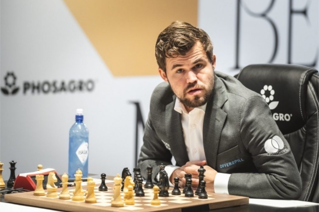 Magnus abre o placar contra Nepomniachtchi no Mundial de Xadrez 2021 (Imagem: Reprodução/FIDE)