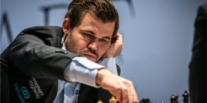 Magnus Carlsen está a apenas uma vitória de renovar o título de Campeão Mundial de Xadrez Clássico (Imagem: Reprodução/FIDE)