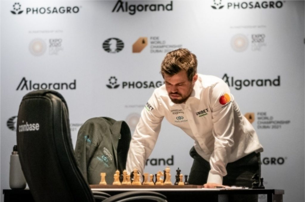 Magnus vence mais uma partida no Mundial de Xadrez de 2021 (Imagem: Reprodução/FIDE)