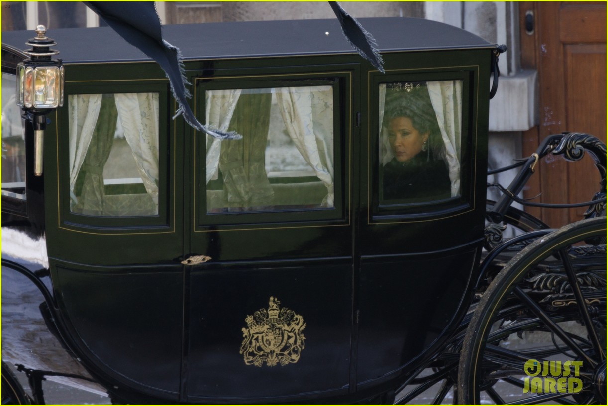 Rainha Charlotte em carruagem em foto dos bastidores do spin-off de "Bridgerton" (Imagem: Reprodução/JustJared).