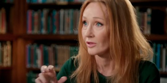 J.K. Rowling vira piada na internet após cair em trote por chamada de vídeo; assista!