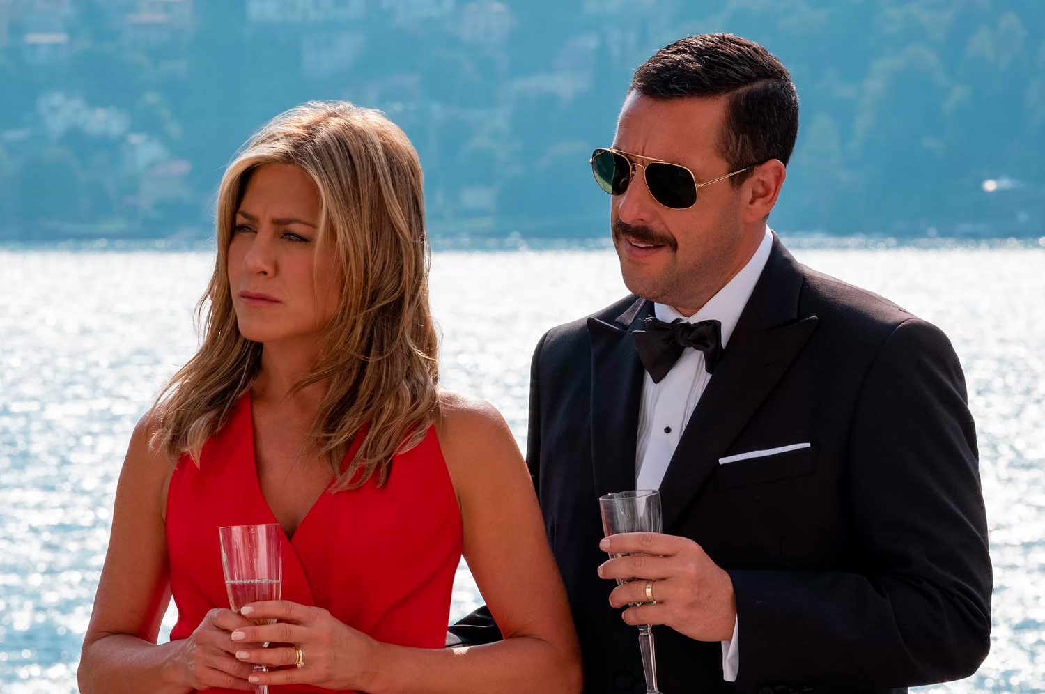 Mistério no Mediterrâneo: Adam Sandler e Jennifer Aniston retornarão para continuação (Imagem: Divulgação/Netflix).