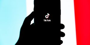 TikTok pode estar planejando app de fotos pessoais para rivalizar com Instagram (Imagem: Solen Feyssa/ Unsplash)